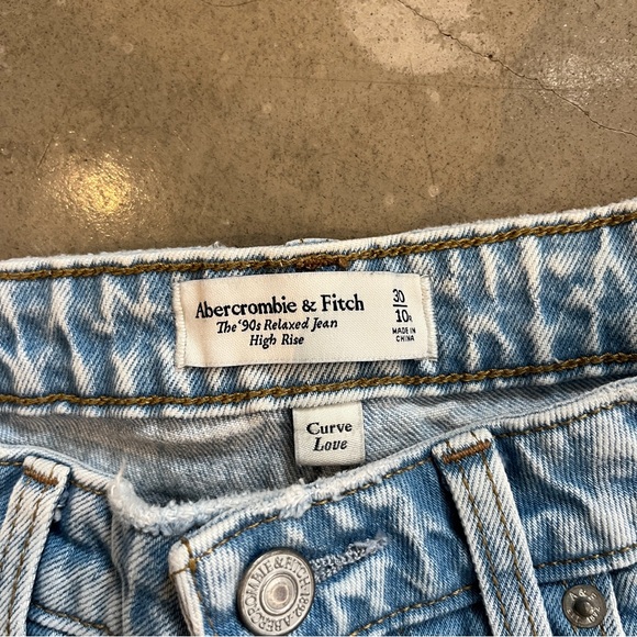 Abercrombie The 90s Relaxed Jean High Rise Curve Love Light Wash - Picture 2 of 6